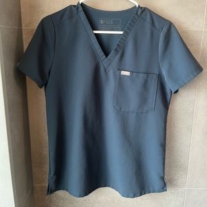 FIGS Catarina one pocket scrub top in Dark Harbor. SIZE XS